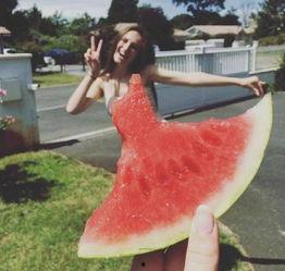 女子吃瓜模仿,趣味横生的现代社交现象