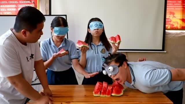 学生比赛蒙眼吃瓜,学生比赛吃瓜，趣味横生展现团队协作