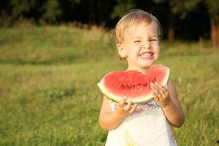 夏天吃瓜宝宝,宝宝们的甜蜜瓜果时光